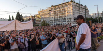 Τέμπη: Με την πλάτη στον τοίχο οι Κρέοντες του Μαξίμου