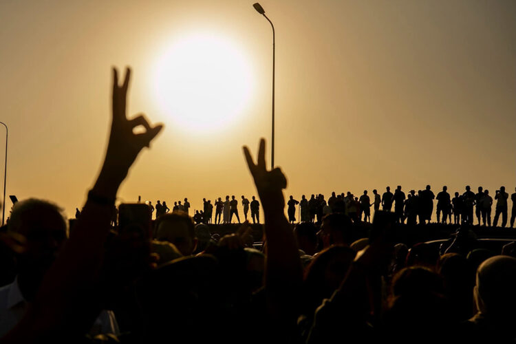 Πάλης ξεκίνημα για ανατροπή της κυβέρνησης