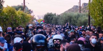 Μεγάλη αντιπολεμική κινητοποίηση στη βάση της Σούδας με ισχυρό συμβολισμό (βίντεο)