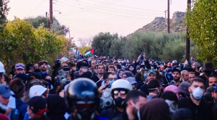 Μεγάλη αντιπολεμική κινητοποίηση στη βάση της Σούδας με ισχυρό συμβολισμό (βίντεο)