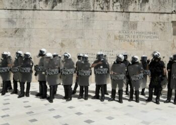 Πρόβα στρατιωτικού νόμου στην πλατεία Συντάγματος: Η ΕΛ.ΑΣ. θα ψεκάζει, ο στρατός θα «σκουπίζει»;