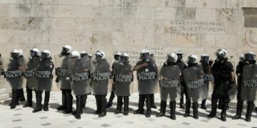 Πρόβα στρατιωτικού νόμου στην πλατεία Συντάγματος: Η ΕΛ.ΑΣ. θα ψεκάζει, ο στρατός θα «σκουπίζει»;