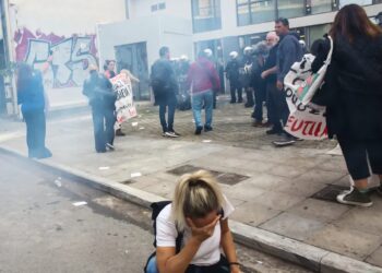 Αμόκ βίας των ΜΑΤ έξω από τη Διεύθυνση Πρωτοβάθμιας Εκπαίδευσης εναντίον παιδιών, γονέων και εκπαιδευτικών!
