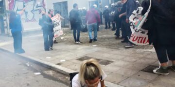 Αμόκ βίας των ΜΑΤ έξω από τη Διεύθυνση Πρωτοβάθμιας Εκπαίδευσης εναντίον παιδιών, γονέων και εκπαιδευτικών!