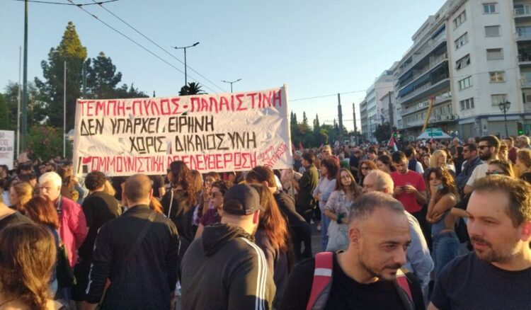 Άλλη μια πολύ μεγάλη συγκέντρωση αλληλεγγύης για τα Τέμπη και την Παλαιστίνη στο Σύνταγμα! (βίντεο)