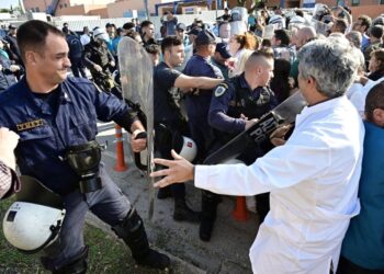 Κομμουνιστική Απελευθέρωση: Με ΜΑΤ – δακρυγόνα – βία σε Υγεία και Παιδεία, η κυβέρνηση προωθεί τα συμφέροντα των ιδιωτών