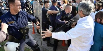 Κομμουνιστική Απελευθέρωση: Με ΜΑΤ – δακρυγόνα – βία σε Υγεία και Παιδεία, η κυβέρνηση προωθεί τα συμφέροντα των ιδιωτών