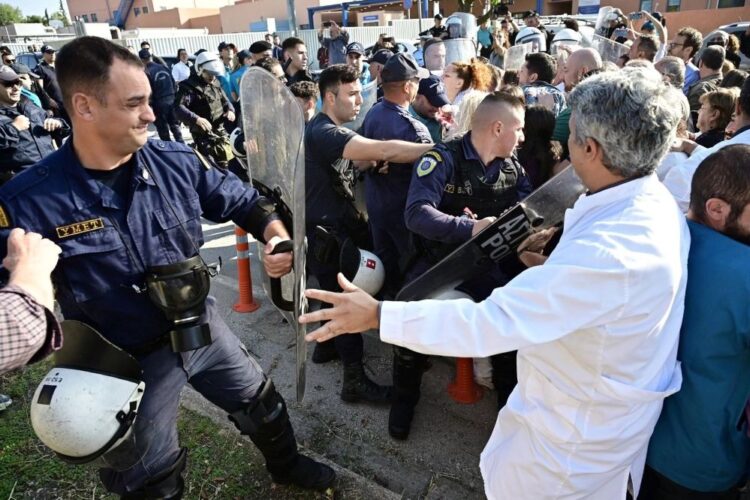 Κομμουνιστική Απελευθέρωση: Με ΜΑΤ – δακρυγόνα – βία σε Υγεία και Παιδεία, η κυβέρνηση προωθεί τα συμφέροντα των ιδιωτών