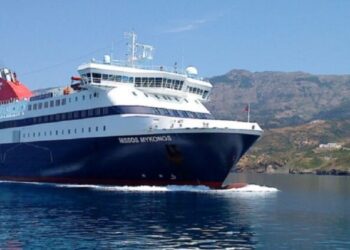 Παραλίγο τραγωδία στο «Blue Star Myconos» με τραυματισμό ναύτη