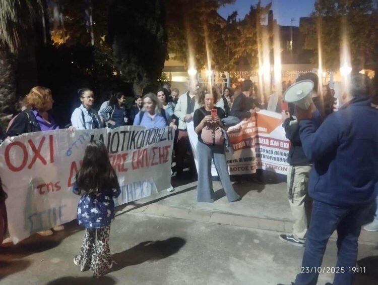 Δεν τόλμησε να εμφανιστεί η Ζαχαράκη σε φιέστα για το δημογραφικό στον Μαραθώνα – Διαμαρτυρία σωματείων (Video)