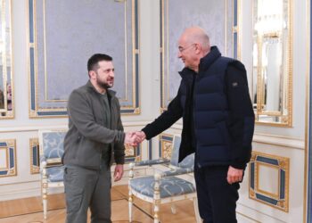Δένδιας και Ζελένσκι, με φόντο φέρετρα