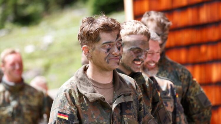 Γερμανία: Επιστροφή στην υποχρεωτική στρατιωτική θητεία; (Περισκόπιο 15/11)