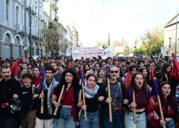 Ολοκληρώθηκε η μεγάλη πορεία του Πολυτεχνείου (Φωτογραφίες & βίντεο)!
