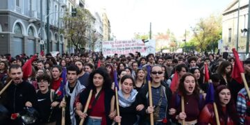 Ολοκληρώθηκε η μεγάλη πορεία του Πολυτεχνείου (Φωτογραφίες & βίντεο)!