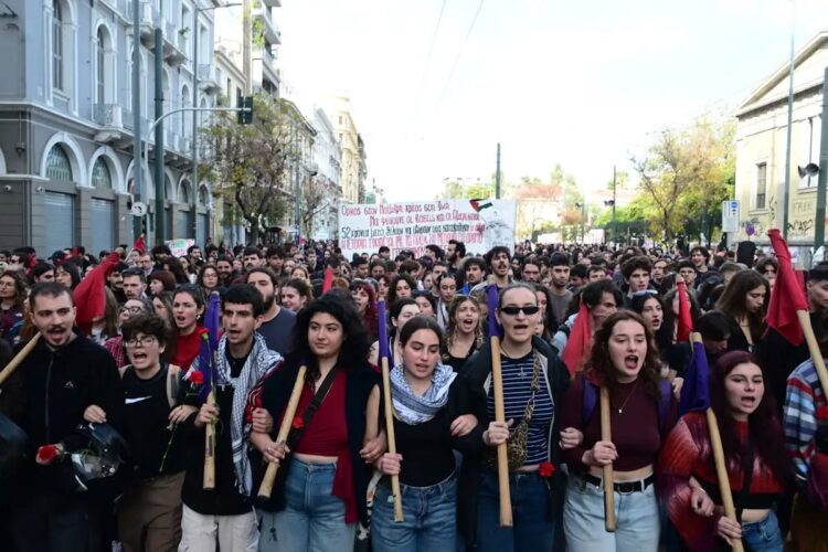 Ολοκληρώθηκε η μεγάλη πορεία του Πολυτεχνείου (Φωτογραφίες & βίντεο)!