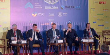 Στρατηγική πρόσδεση στις ΗΠΑ με το βλέμμα στους υδρογονάνθρακες