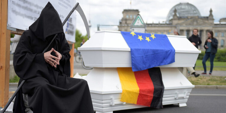 Υπόσχονται… φέρετρα  για τη νεολαία στην ΕΕ