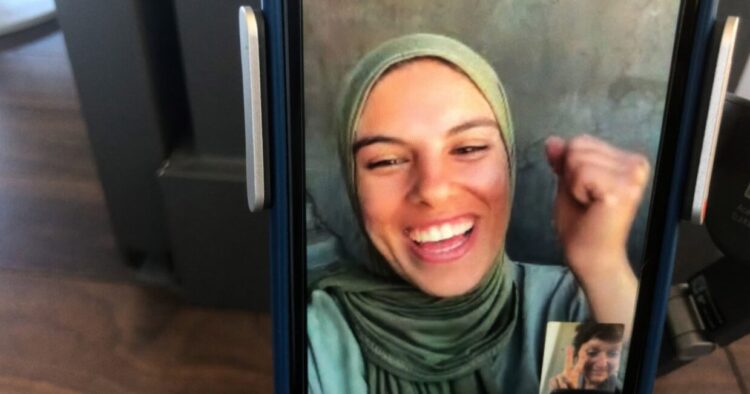 Κράτα την ψυχή σου στο χέρι και περπάτα: Ένα χαμόγελο κόντρα στη γενοκτονία