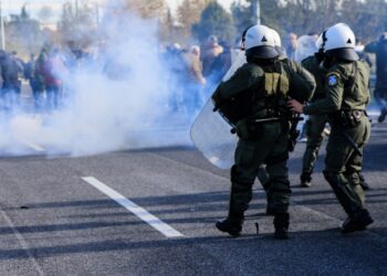 Αγροτικός ξεσηκωμός και μπλόκα σε ΠΑΘΕ και Ε65 – Επίθεση των ΜΑΤ με ξύλο και χημικά (Video)