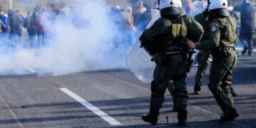 Αγροτικός ξεσηκωμός και μπλόκα σε ΠΑΘΕ και Ε65 – Επίθεση των ΜΑΤ με ξύλο και χημικά (Video)