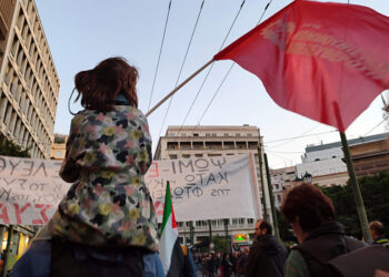Πολυτεχνείο: Μια πολιτική ρωγμή, που ανθίζει ανατροπή