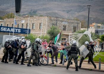 Ανεπιθύμητο το Crown Iris και στα Χανιά –  Ξύλο και συλλήψεις διαδηλωτών, άγρια επίθεση των ΜΑΤ (φωτο-βίντεο)