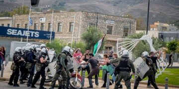 Ανεπιθύμητο το Crown Iris και στα Χανιά –  Ξύλο και συλλήψεις διαδηλωτών, άγρια επίθεση των ΜΑΤ (φωτο-βίντεο)