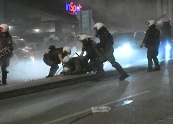 Καταγγελία ΕΙΝΑΠ: Αστυνομικοί (;) ζητούσαν ονόματα ασθενών «νεαρής ηλικίας» μετά το χτύπημα διαδήλωσης