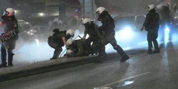 Καταγγελία ΕΙΝΑΠ: Αστυνομικοί (;) ζητούσαν ονόματα ασθενών «νεαρής ηλικίας» μετά το χτύπημα διαδήλωσης