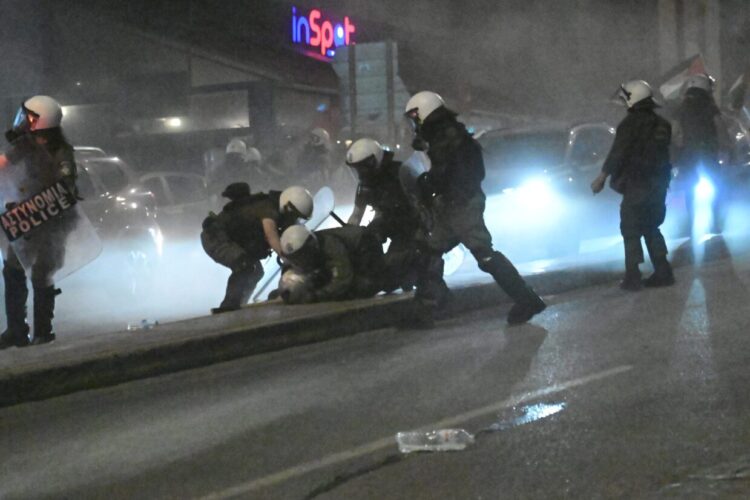 Καταγγελία ΕΙΝΑΠ: Αστυνομικοί (;) ζητούσαν ονόματα ασθενών «νεαρής ηλικίας» μετά το χτύπημα διαδήλωσης