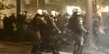 Όργιο αστυνομικής-κρατικής βίας για την 6η Δεκέμβρη-καταγγελία για εισβολή αστυνομικών σε ασθενοφόρο