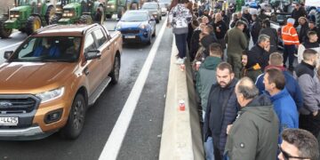 Κλιμακώνεται ο αγροτικός ξεσηκωμός – Μαζικά μπλόκα σε Άκτιο, Αιτωλοακαρνανία, Ήπειρο και Μακεδονία