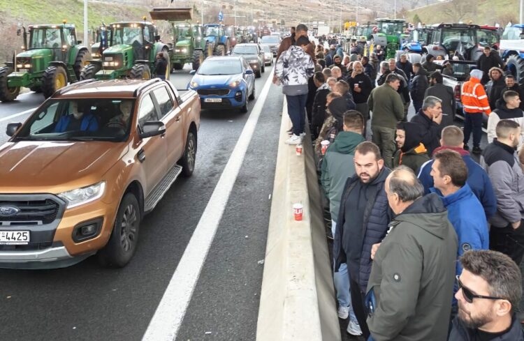 Κλιμακώνεται ο αγροτικός ξεσηκωμός – Μαζικά μπλόκα σε Άκτιο, Αιτωλοακαρνανία, Ήπειρο και Μακεδονία