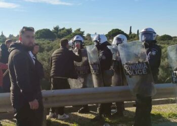 ΜΑΤ μπλόκαραν ασθενοφόρο και μοτοπορεία αγροτών στο Ρίο-Αντίρριο! Βίαιη επίθεση με χημικά και κρότου λάμψης (βίντεο)