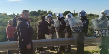 ΜΑΤ μπλόκαραν ασθενοφόρο και μοτοπορεία αγροτών στο Ρίο-Αντίρριο! Βίαιη επίθεση με χημικά και κρότου λάμψης (βίντεο)