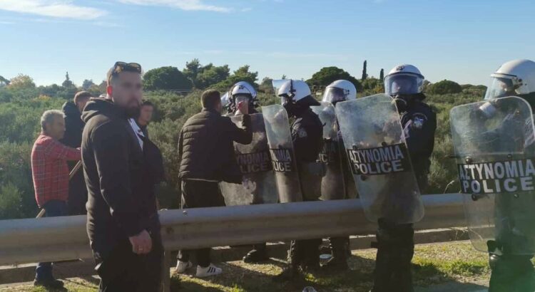 ΜΑΤ μπλόκαραν ασθενοφόρο και μοτοπορεία αγροτών στο Ρίο-Αντίρριο! Βίαιη επίθεση με χημικά και κρότου λάμψης (βίντεο)