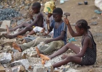 Τα παιδιά «τροφή» στη μηχανή του κέρδους και των πολέμων