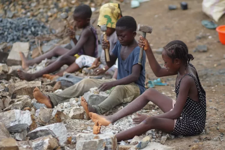 Τα παιδιά «τροφή» στη μηχανή του κέρδους και των πολέμων