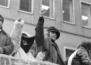 Οι ζωές και ο θάνατος του Τζον Λένον-45 χρόνια μετά τη δολοφονία