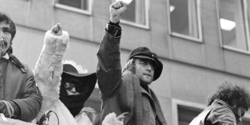 Οι ζωές και ο θάνατος του Τζον Λένον-45 χρόνια μετά τη δολοφονία