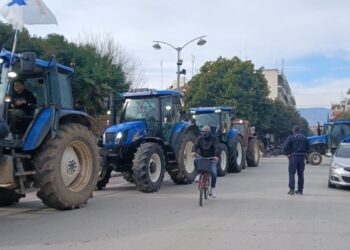 Μπήκαν με τρακτέρ οι αγρότες στα Τρίκαλα, πέταξαν σανό, κοπριά και πορτοκάλια έξω από γραφεία βουλευτών