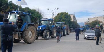 Μπήκαν με τρακτέρ οι αγρότες στα Τρίκαλα, πέταξαν σανό, κοπριά και πορτοκάλια έξω από γραφεία βουλευτών