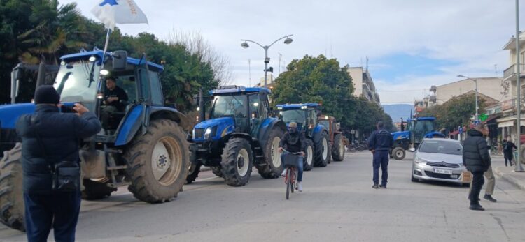 Μπήκαν με τρακτέρ οι αγρότες στα Τρίκαλα, πέταξαν σανό, κοπριά και πορτοκάλια έξω από γραφεία βουλευτών