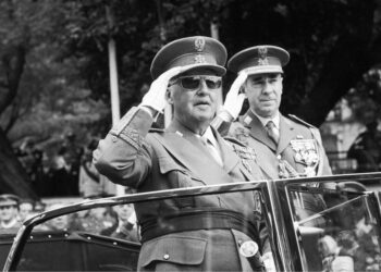 Η «βελούδινη» και «θωρακισμένη» μετάβαση από τη στυγνή δικτατορία του Φράνκο πριν 50 χρόνια