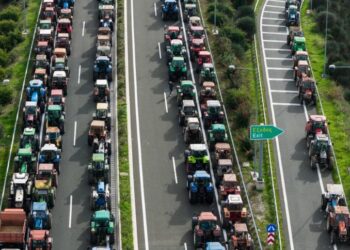 Οι αγρότες κλιμακώνουν στα μπλόκα, γυρίζουν την πλάτη στην παγίδα Μητσοτάκη