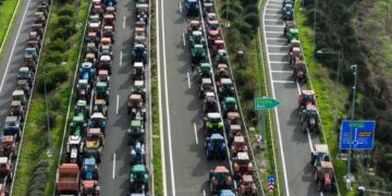 Οι αγρότες κλιμακώνουν στα μπλόκα, γυρίζουν την πλάτη στην παγίδα Μητσοτάκη