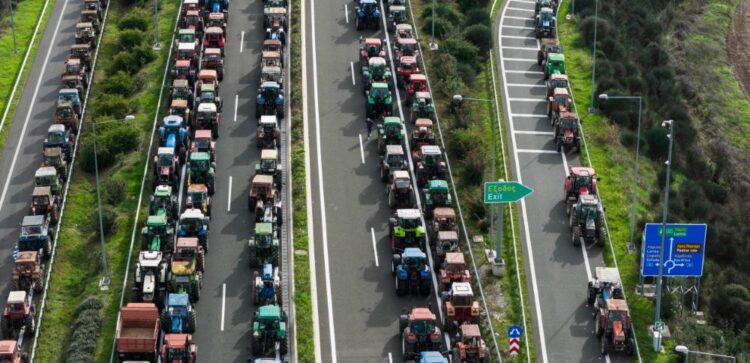 Οι αγρότες κλιμακώνουν στα μπλόκα, γυρίζουν την πλάτη στην παγίδα Μητσοτάκη