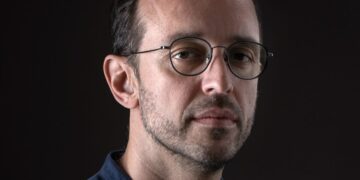 Άρης Χατζηστεφάνου: Ο καπιταλισμός προκαλεί δομικά την προπαγάνδα