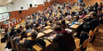 Η ψευδής καθολικότητα του κράτους και η ανατροπή του