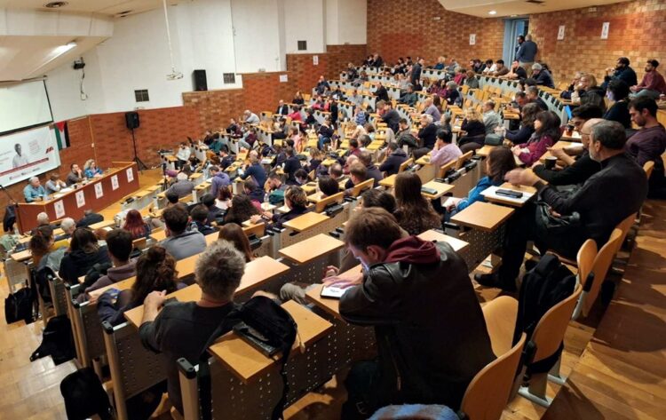 Η ψευδής καθολικότητα του κράτους και η ανατροπή του